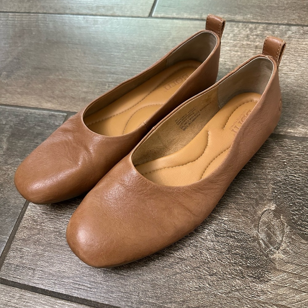 Born Beca women’s flats shoes. Size 8. Tan leather. Great condition.